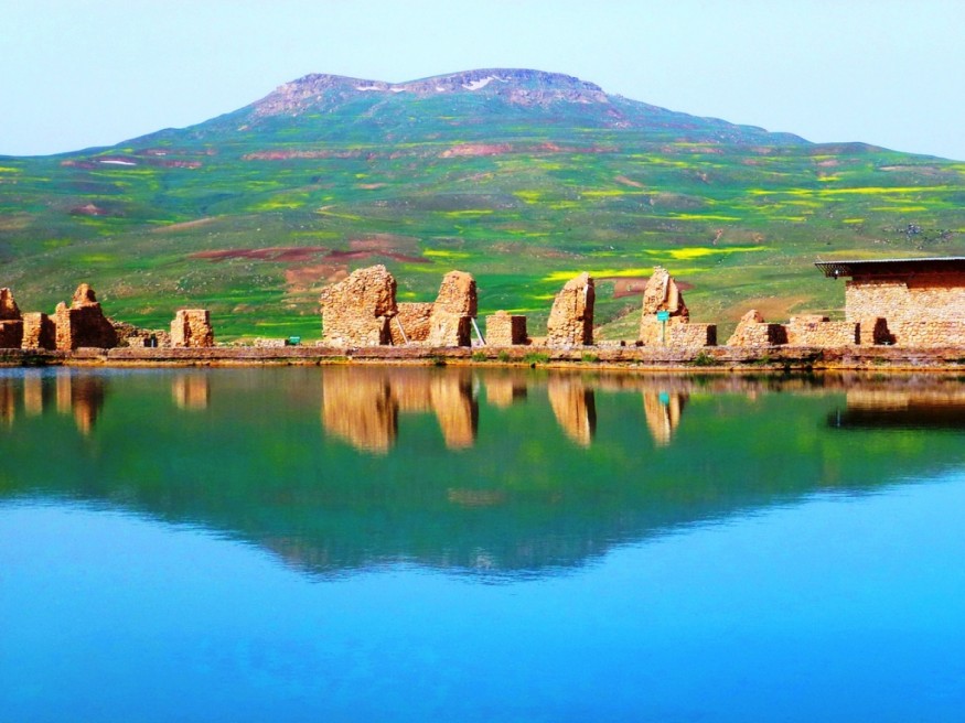 Another ancient site for my Iranian cultural heritage site thread. Takht-e Soleymān (Persian for Solomon's Throne), is an ancient city and a Zoroastrian temple complex. It is in northwestern Iran in Western Azerbaijan province. It was made a UNESCO World Heritage site in 2004.