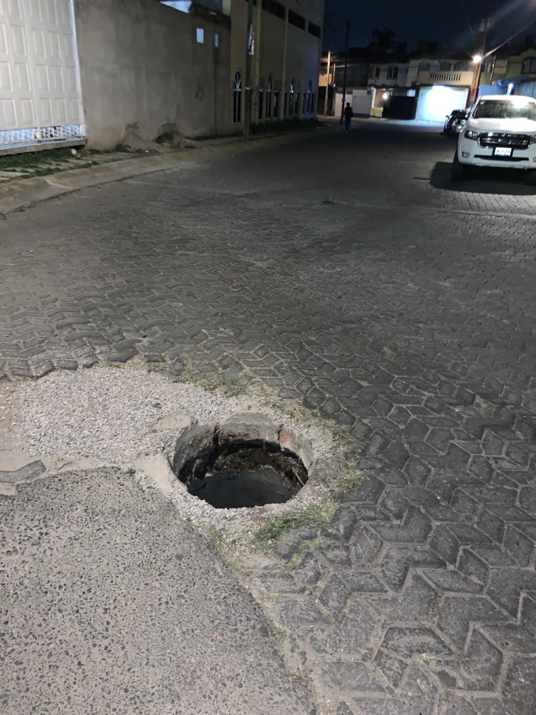 manpepe100's tweet photo. Serían tan amables de apoyarnos con la reparación una tapa de alcantarillado-drenaje está en medio de la calle y puede ocasionar algún accidente...
Ubicación: 114 poniente y 13 norte Sección 1 Real de Guadalupe @CCSJPuebla @PueblaAyto @BuzonAyto @SSC_Pue https://t.co/PtxbUrAgX7
