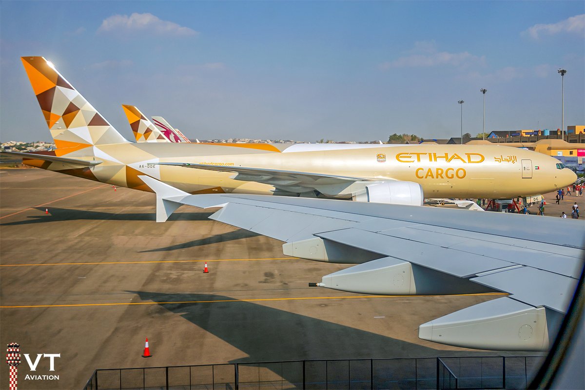 Not too often do we get to see this lineup at an Indian Airport, right? Taken from @emirates A380 looking onto an @EtihadAirways Boeing 777F, @Boeing 787-9 Dreamliner, @qatarairways A350-900XWB and an @airindiain Boeing 777-300ER.

#IndiaAviation #airshow #hyderabad #avgeek