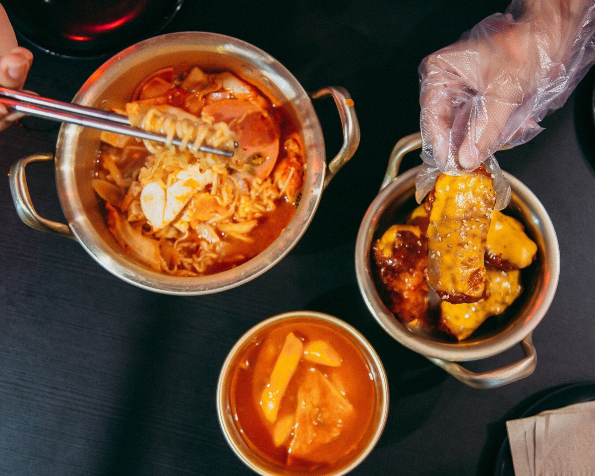 kinfinity88's tweet photo. Cheon man 천만 
ร้านเกาหลี๊เกาหลี ได้ฟีลลิ่งเหมือนนั่งกินอยู่โซล ช่วงอากาศเย็นๆ แบบนี้คือมันได้อ่ะ เพลงในร้านก็ถูกใจ เรื่องรสชาติอาหารนั้นจัดจ้านในย่านนี้ สำหรับคนกินเผ็ดน้อยคือเผ็ดมากแม่! 
📍ถ. บรรทัดทอง (bts สนามกีฬา)
⏰ 3-11 pm
#อร่อยไปแดก #อร่อยบอกต่อ #อร่อยจนต้องรีวิว @aroi https://t.co/Dd0U7NA2gW