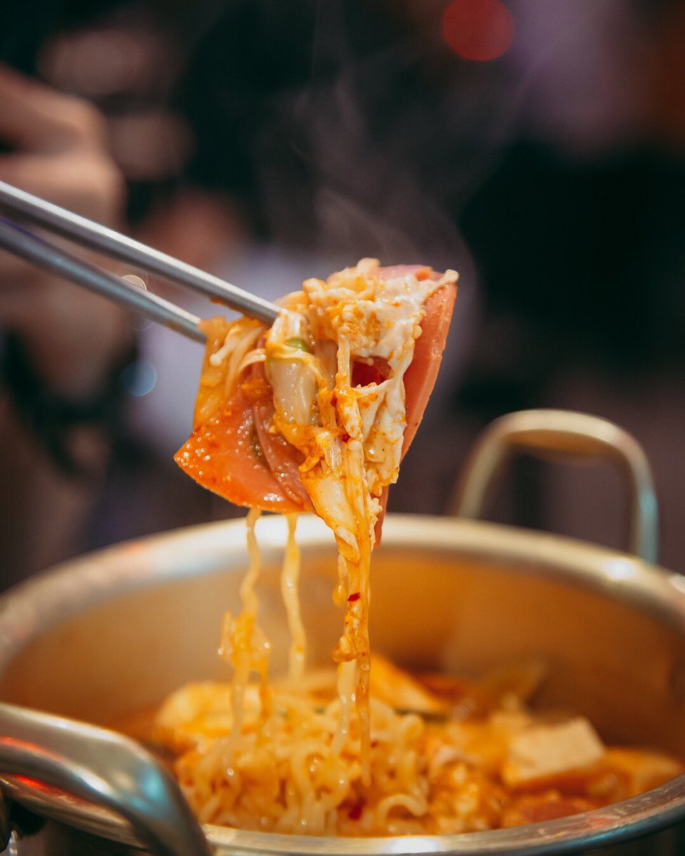 kinfinity88's tweet photo. Cheon man 천만 
ร้านเกาหลี๊เกาหลี ได้ฟีลลิ่งเหมือนนั่งกินอยู่โซล ช่วงอากาศเย็นๆ แบบนี้คือมันได้อ่ะ เพลงในร้านก็ถูกใจ เรื่องรสชาติอาหารนั้นจัดจ้านในย่านนี้ สำหรับคนกินเผ็ดน้อยคือเผ็ดมากแม่! 
📍ถ. บรรทัดทอง (bts สนามกีฬา)
⏰ 3-11 pm
#อร่อยไปแดก #อร่อยบอกต่อ #อร่อยจนต้องรีวิว @aroi https://t.co/Dd0U7NA2gW