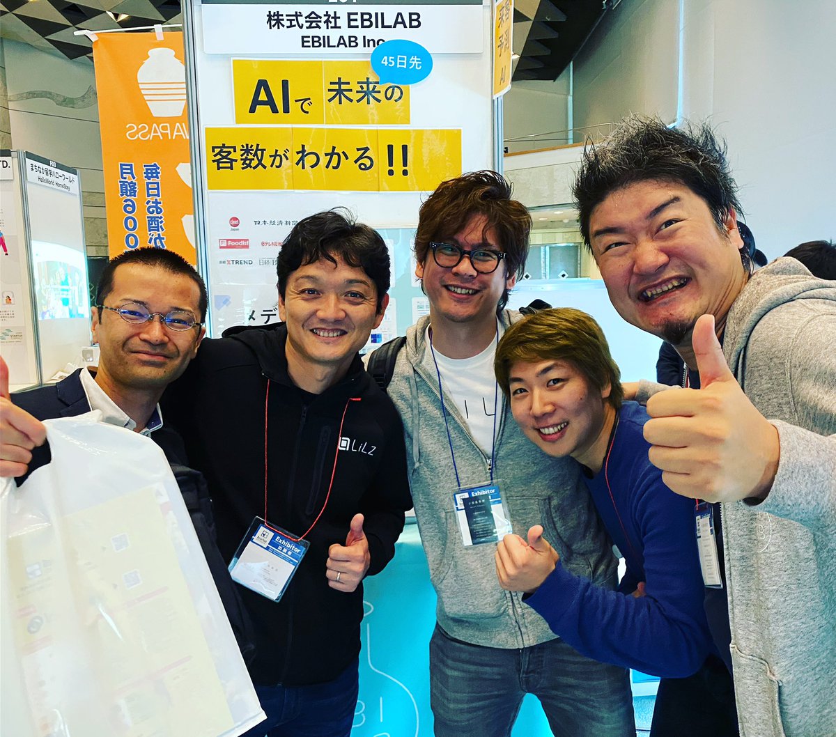 ryuji_tokiwagi's tweet photo. EBILABブースにLiLz大西さんとPIAlab西さんがきてくれたよ✨ #EBILAB #lilz #PIAlab #okinawastartupfesta https://t.co/ir6rFlxYuV