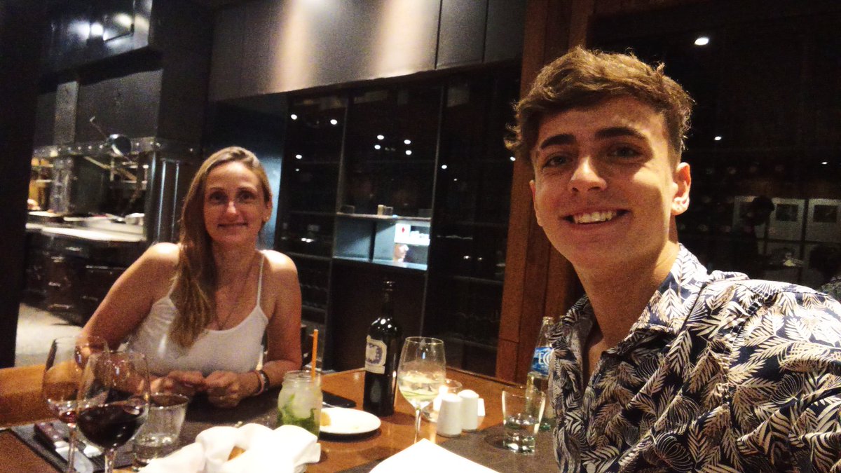 WarroBenjamin's tweet photo. Hoy lleve a cenar a mi vieja y no les explico lo feliz que ella estaba, se empezó a arreglar a las 6 de la tarde y en la cena no hubo un solo momento dónde no sonriera, literal te es el amor de mi vida https://t.co/YP7H9HA9Os