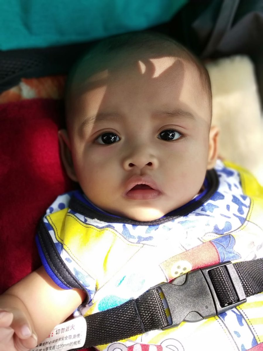 Coba bayangkan. Setiap hari kamu melihat ini di rumah. Setelah lelah berkerja, melihat wajah polos dan tulus anak sendiri, lelah itupun hilang seketika. Masya Allah.💞