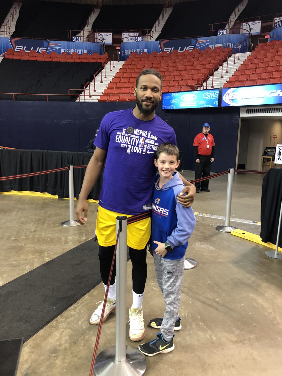rockchalk411's tweet photo. Big shoutout to @WayneSeldenJr for taking the time to chop it up and take a pic with Cruz tonight in OKC. Thank you! Rock Chalk! https://t.co/ALocNaTmid