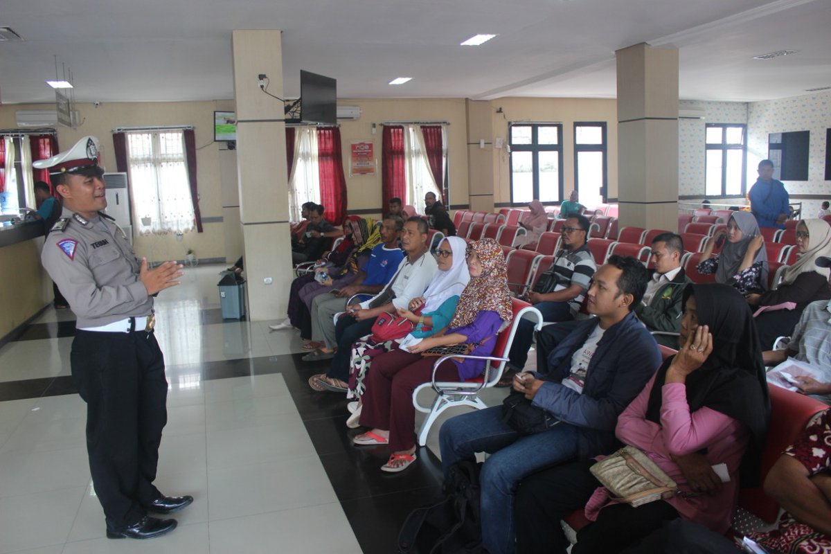 PolantasPbg's tweet photo. Sosialisasi Tertib Lalu Lintas dan Aplilasi Pembayaran Pajak Online SAKPOLE e-SAMSAT JATENG kepada Wajib Pajak Kendaraan di SAMSAT Purbalingga (5/2/2020)

#sakpole #pajakonline https://t.co/m7QS5UIqgt