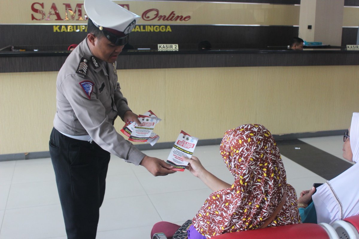 PolantasPbg's tweet photo. Sosialisasi Tertib Lalu Lintas dan Aplilasi Pembayaran Pajak Online SAKPOLE e-SAMSAT JATENG kepada Wajib Pajak Kendaraan di SAMSAT Purbalingga (5/2/2020)

#sakpole #pajakonline https://t.co/m7QS5UIqgt