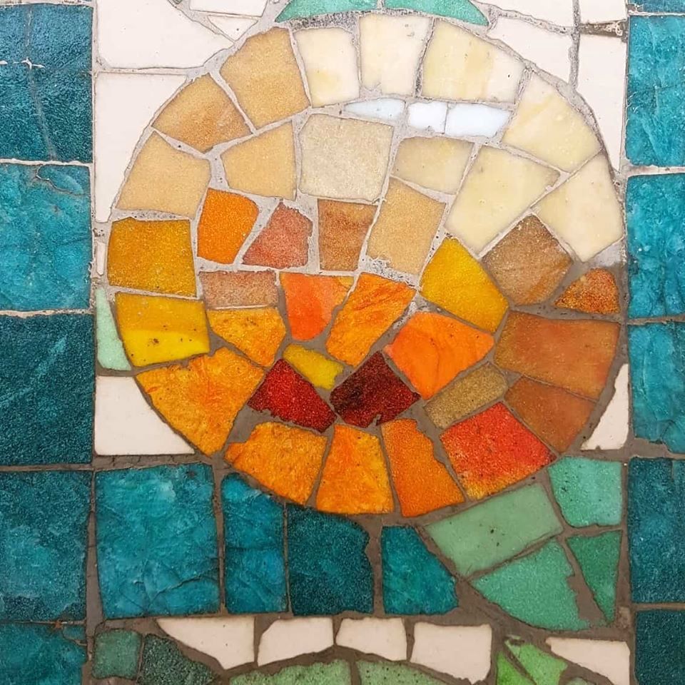 Superbe travail effectué actuellement sur le fronton de l'école Jean Jaurès, par l'atelier de Carole Boubli - mosaïque. L'artiste redonne vie aux anciennes pâtes de verre endommagées, ornements majeurs du bâtiment inscrit en 2016 à l'inventaire des M.H !
<a href="/CarcaInfos/">Ville de Carcassonne</a>