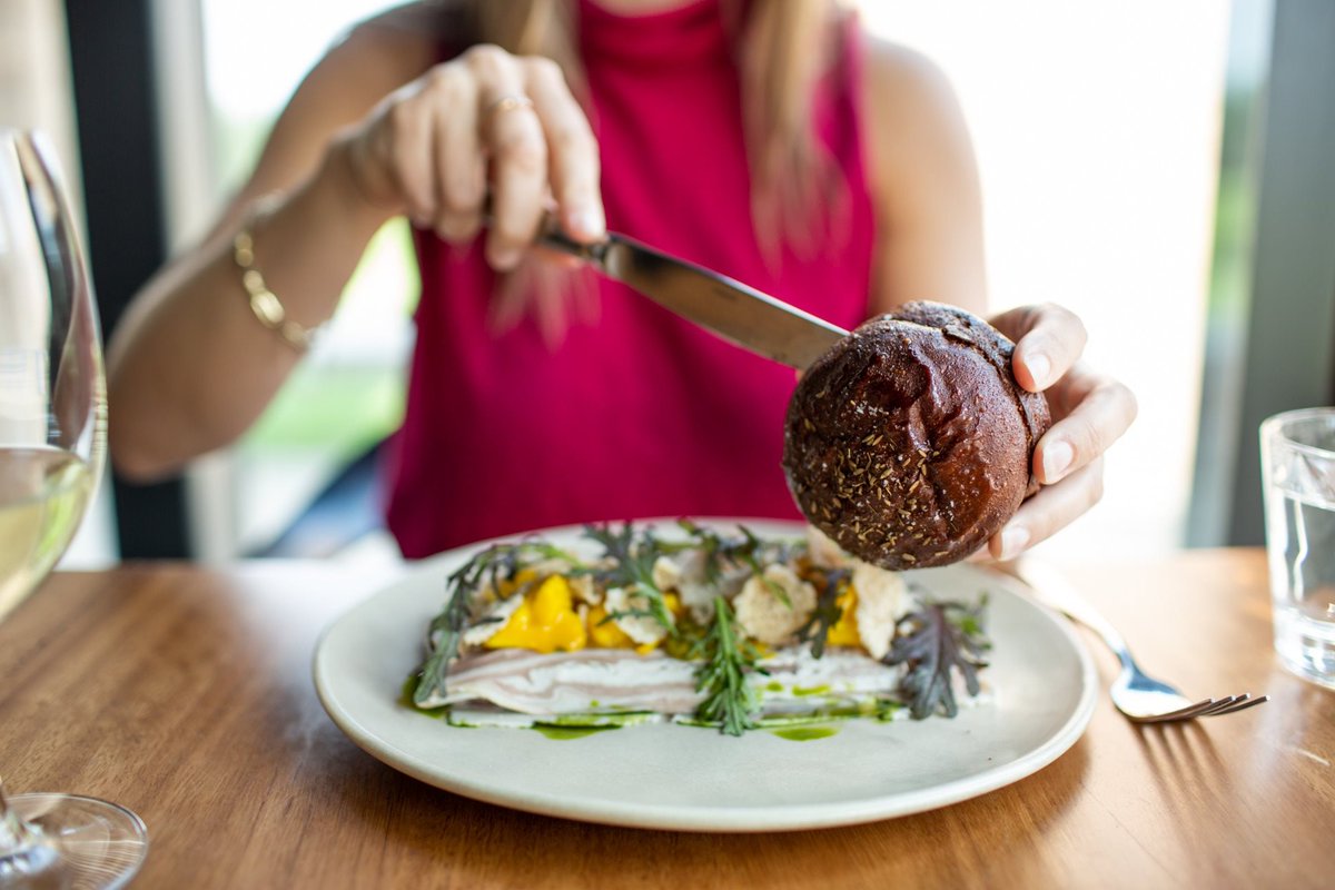 Our lamb belly is designed to be placed neatly inside this freshly baked caraway bun. Seasoned with lovage, peach and piccalilli, this dish boasts a mix of unique local flavours. 🥯