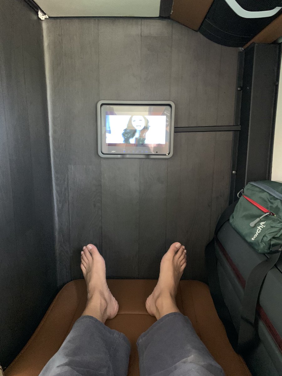 Suiitttt suiittttt rebahan sepanjang jalan 🤭

Tami Jaya suites class
Denpasar–Yogyakarta
Suites class 21 seats
Rp400.000/425.000 (hot seat)