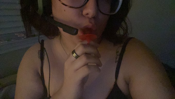 Practice makes perfect 😘😘👅👅 ft my new headset https://t.co/AUgmFPyqNq