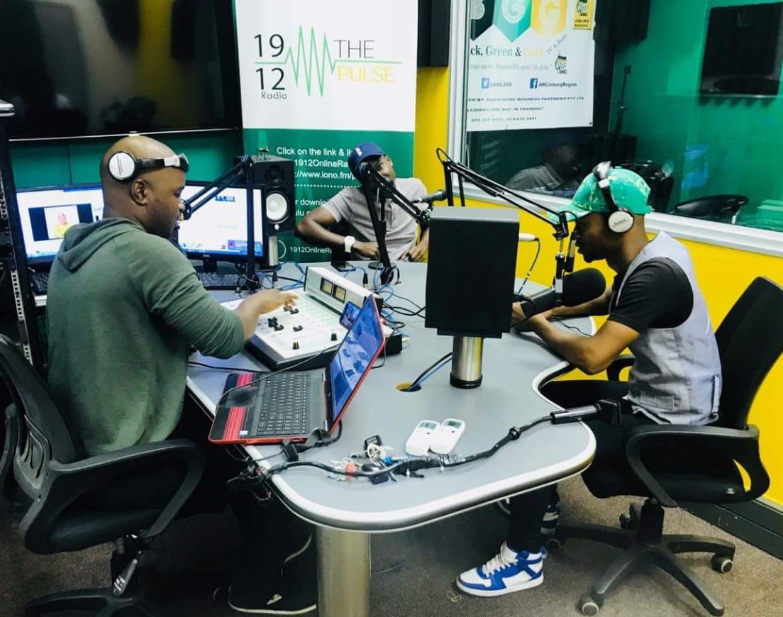1912onlineradio's tweet photo. How are you ever serving your morning without your main fix, your #MainBreakFast with the #MainBreakfastShow...💛🖤💚 wake up, cause we are! @MainGuySA https://t.co/u4HPM5HnPD
