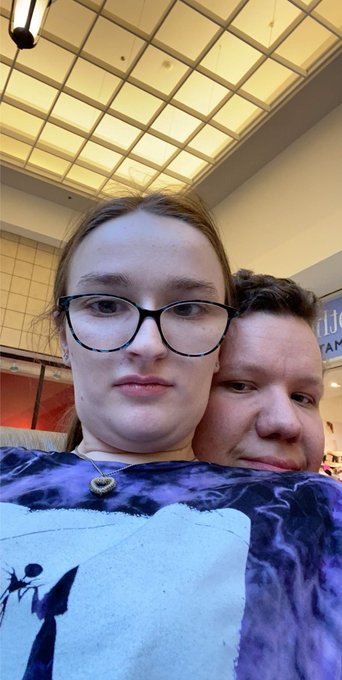 Me and my new girlfriend Ashley! I love you baby. https://t.co/oGYX2QF5ky<a href="/tag/happyleiferiksonday"class="tags"><span>#happyleiferiksonday</span></a><a href="/tag/hingadingadurgen"class="tags"><span>#hingadingadurgen</span></a>