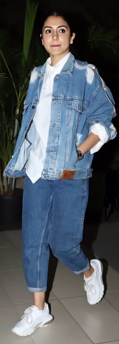 This is such an underrated look. She looked so cool in this denim jacket. How can I not talk about her beautiful skin?! ANUSHKA SHARMA IS SUCH A GODDESS. I literally crave for Airport looks a lot. And her hair look good in pony tail rather than that bun she does. But open hair >>