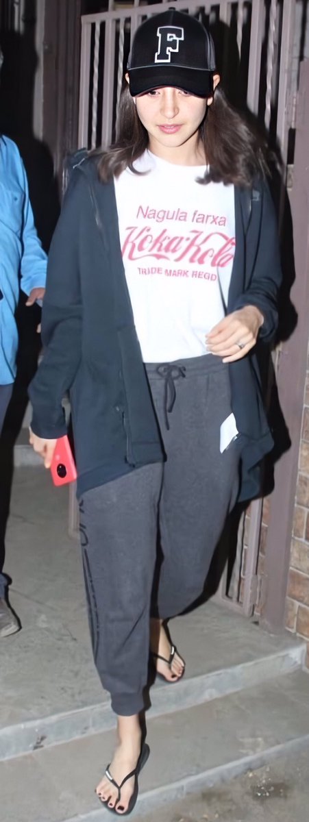 No matter when and what time Anushka Sharma walks out of her house she is always glowing a moon. She looks stunning in a sweat pants and t-shirt, how does she do that? It’s beyond me. I really miss her so much.