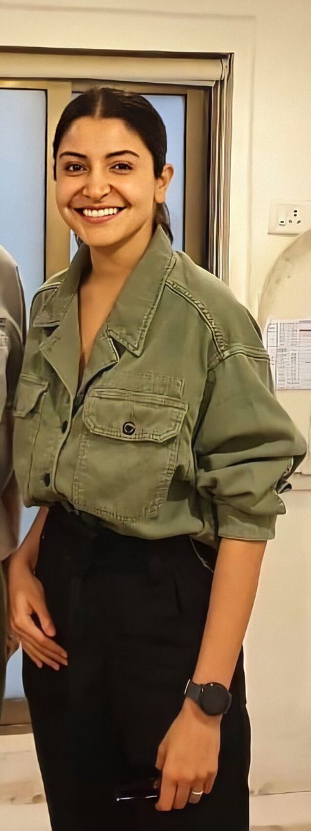 Anushka Sharma without makeup is my weakness and her serious flex. Also, I loved the shirt she is wearing, those pockets look so cute. Her smile, HER SMILE IS THE MOST PRECIOUS.
