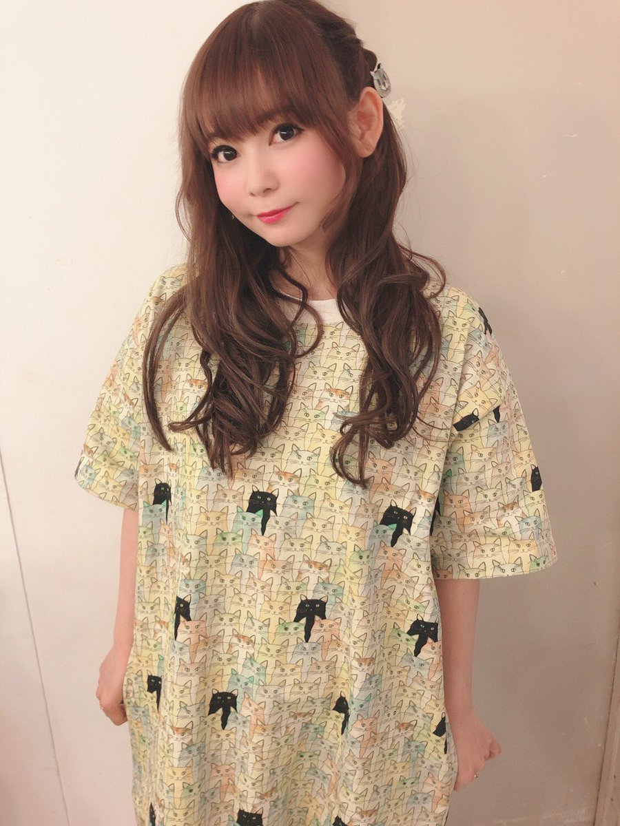 しぶとい中川翔子 Mmts新作 猫いっぱいワンピース なんと 父 中川勝彦が描いた猫の水彩画がでてきたものが お洋服に生まれ変わりました たまに黒猫がいるのがかわいい テキスタイルワンピース 時を超えてしまいました ベルトしてもかわいいよ