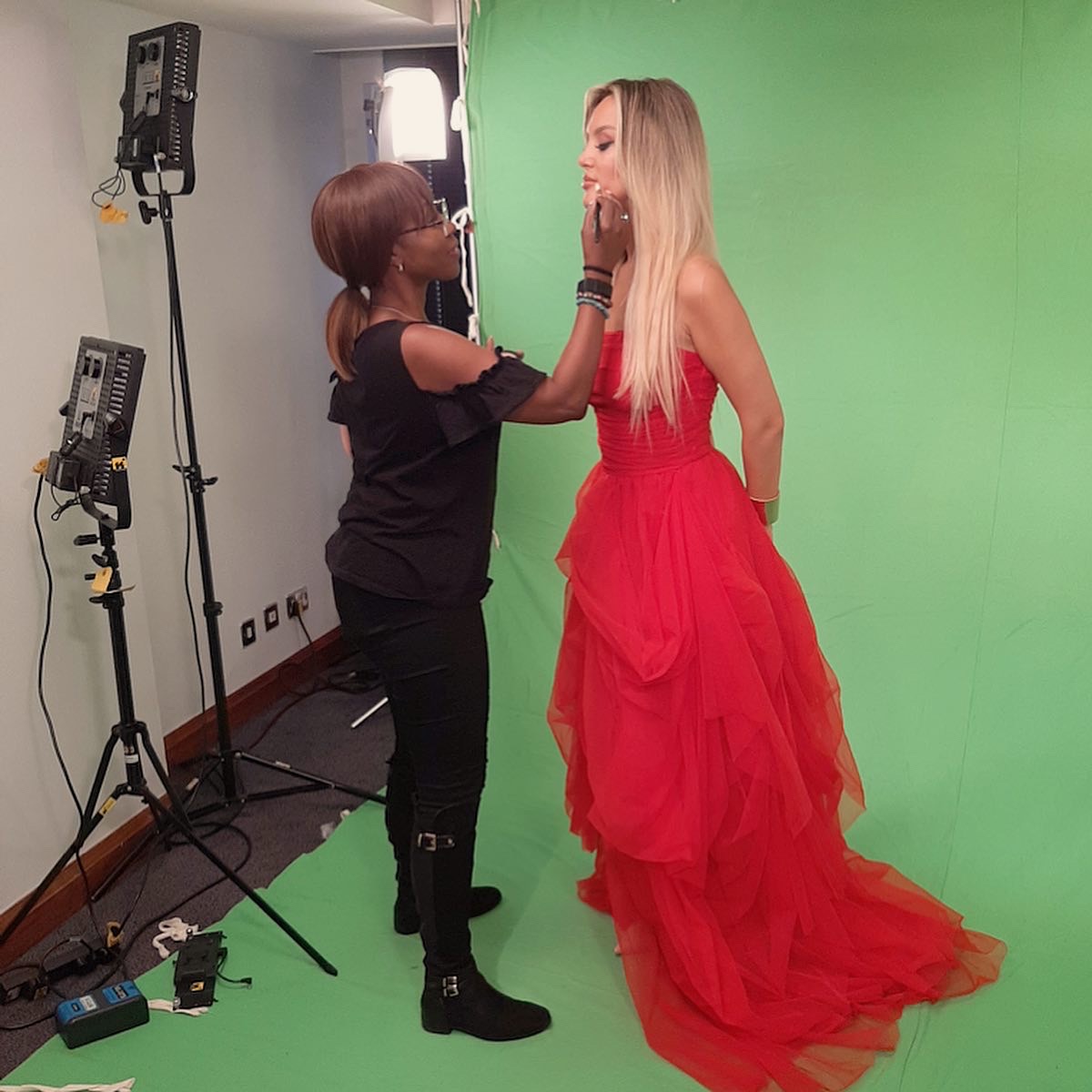 joyceamua's tweet photo. Behind the scenes pics of me doing quick makeup touch ups on the lovely MissWorldAlbania2019 😍😘 
#behindthescenes #onlocation #makeup #makeuptouchup #photoshoot #missalbania #missworldalbania #joyceamua #londonmua #londoncity #beautyqueen #pageant #style #ladyinred #mualife https://t.co/VHb2OGEzEf