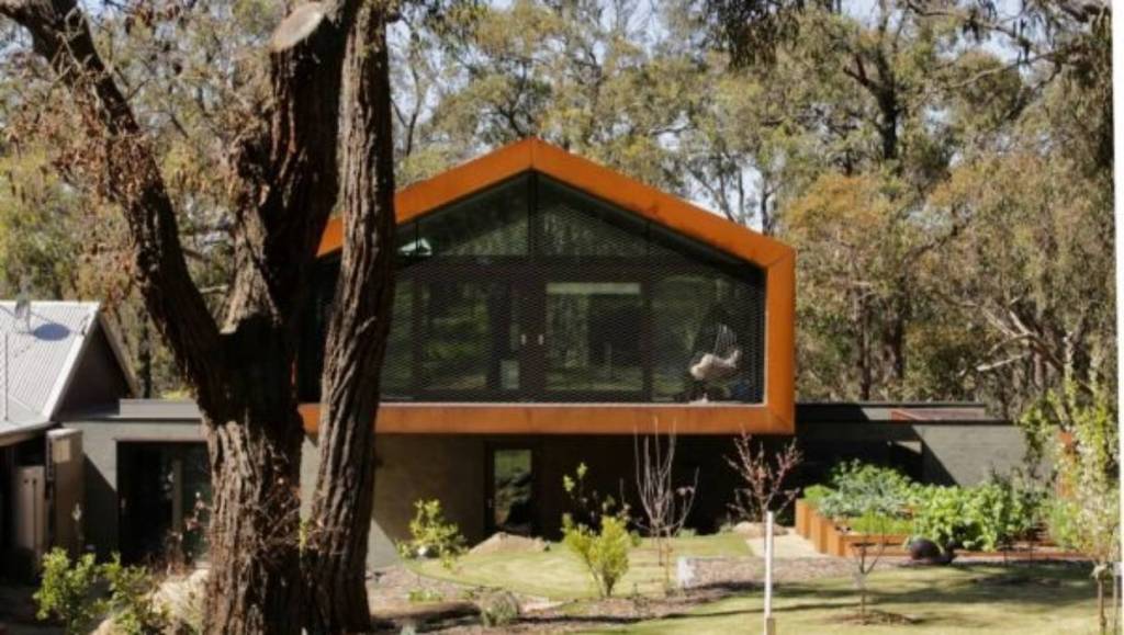 Bells Beach Monopoly house mynewhd.wordpress.com/2020/02/05/bel…