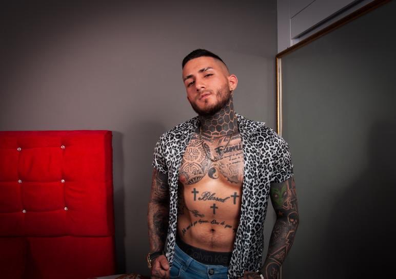 Angel_f4f's tweet photo. Online now @Angel_f4f @Flirt4FreeGuys @diamondmodels7 #camguy #model #tatto #cam https://t.co/wsS6g4l5PX