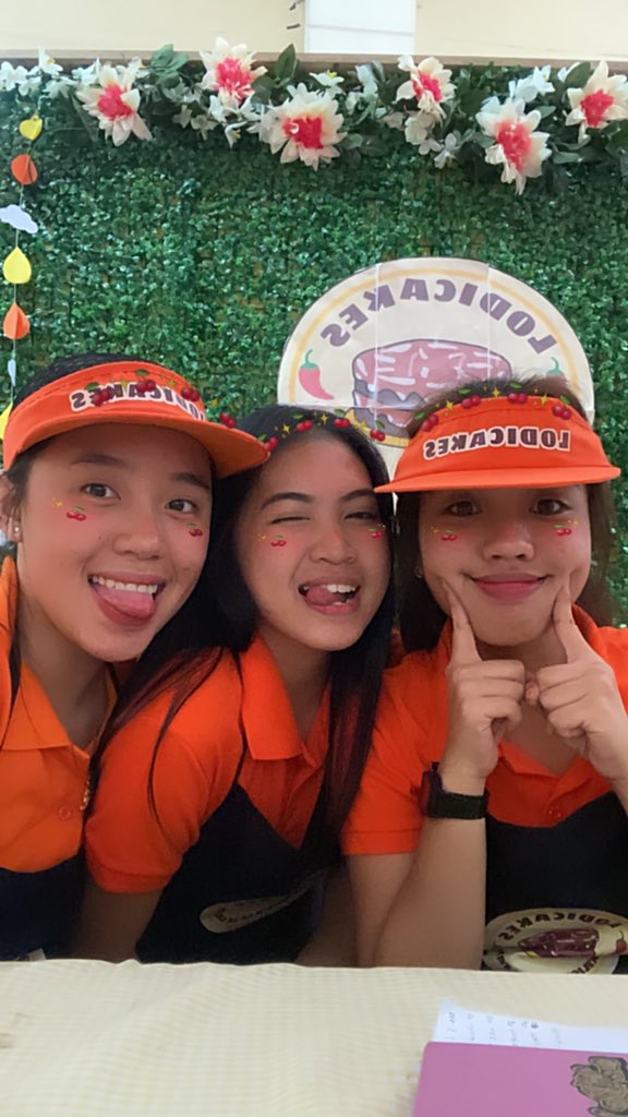 _Lodicakes's tweet photo. cute naman ng mga nagtitinda ☺️ @heeeyitsjustin @jwel_ @/claire https://t.co/9KUusWLSm8
