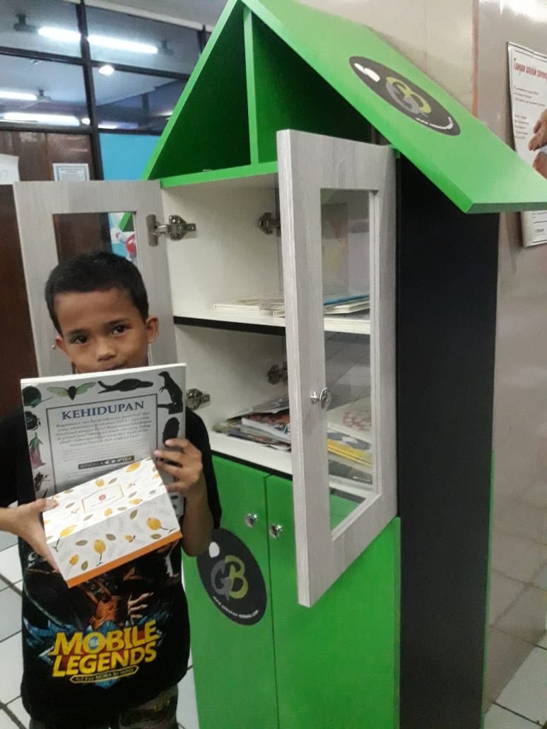 Perpus kecil #gerakanberbagi adalah hasil gotong royong masyarakat Indonesia agar anak Indonesia tidak melulu sibuk dengan gadget mereka.