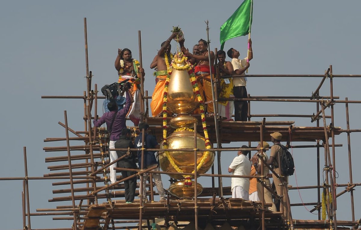 the_hindu's tweet photo. Thousands of devotees witnessed the kumbhabishegam, held after 23 years, from within the temple complex and from the lawns surrounding the temple https://t.co/3hW8JrrF4H 
| Photo: M. Moorthy
#ThanjavurBigTemple https://t.co/5EFR7aPKUd