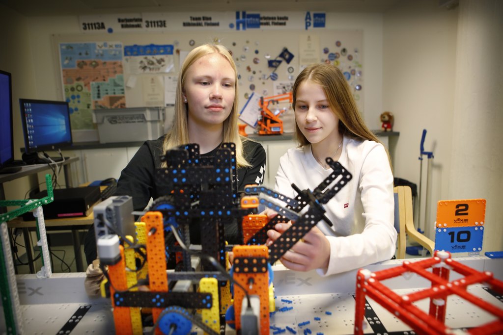 RiihimakiCity's tweet image. Robotiikan SM-kisat alkavat tänään @kotikaupunki. Kisoja voi seurata myös verkossa: youtube.com/channel/UCWI7h… #roboticscampus #roboriksu #robooppii #robotiikka #rakasriksu