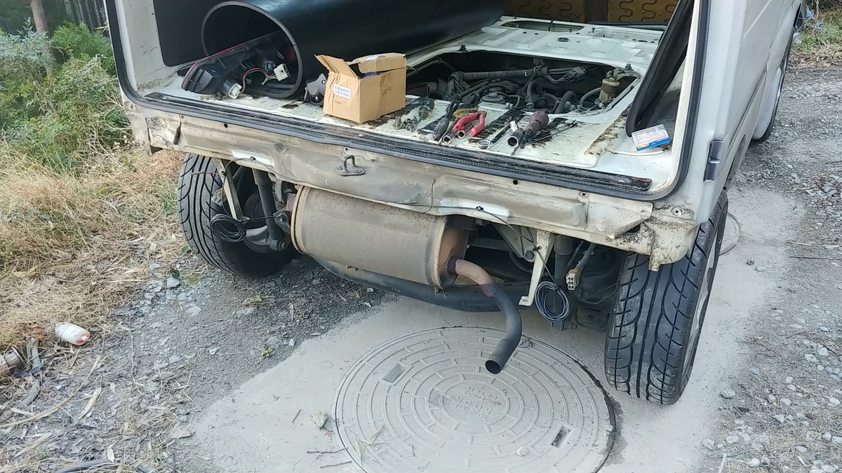 doqu_aihara's tweet photo. 父親にライト取り付け作業を頼まれてやり始めたもののMRな上にバッテリーが車体中央近くにあるから中々面倒(-∀-`; )
でも、一番厄介なメインハーネス引けたから今日は作業終了。
寒いので屋内で配線加工(´・ω・)
#DF51V https://t.co/eecTh7GVzP