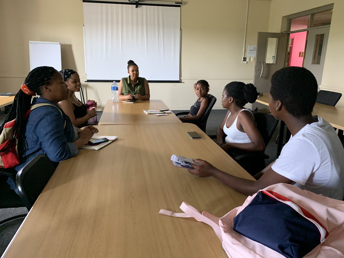 Rhodes_JMS's tweet photo. Alumnus #KhutsoTsikana spoke to first-year students about #RuJournalism, career choices and where her degree in journalism took her. She worked for the #MDDA, she is a freelancer, she works as an independent media practitioner and she got to do her #masters in the UK @Rhodes_Uni https://t.co/6tclhM81Gq