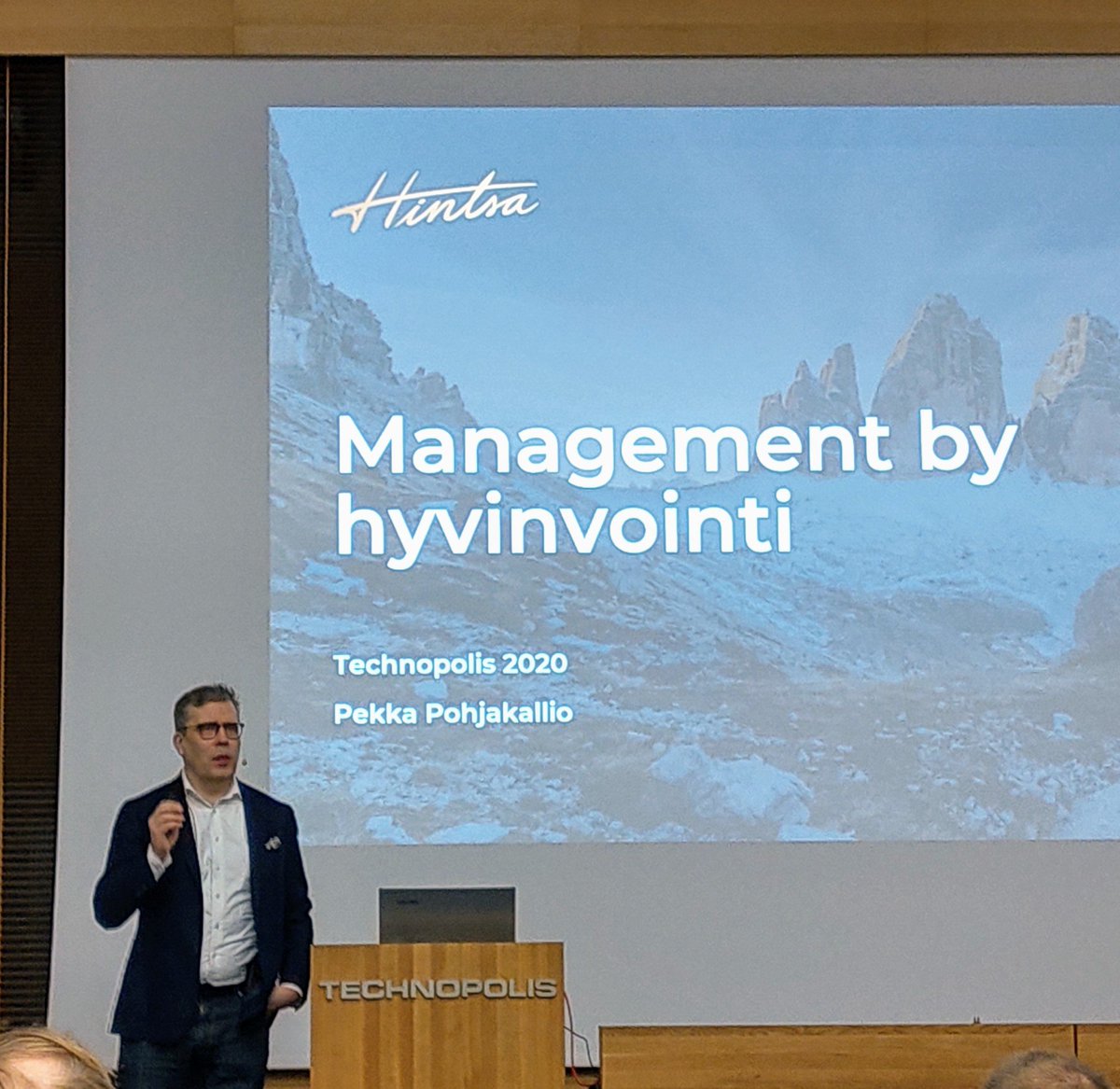 SaaraEskola's tweet photo. Modernien työpaikkojen hyvinvoinnin johtamisesta formuloiden opeilla @pohjakallio @HintsaPerform #TPEvents https://t.co/KTsBiNCEsE