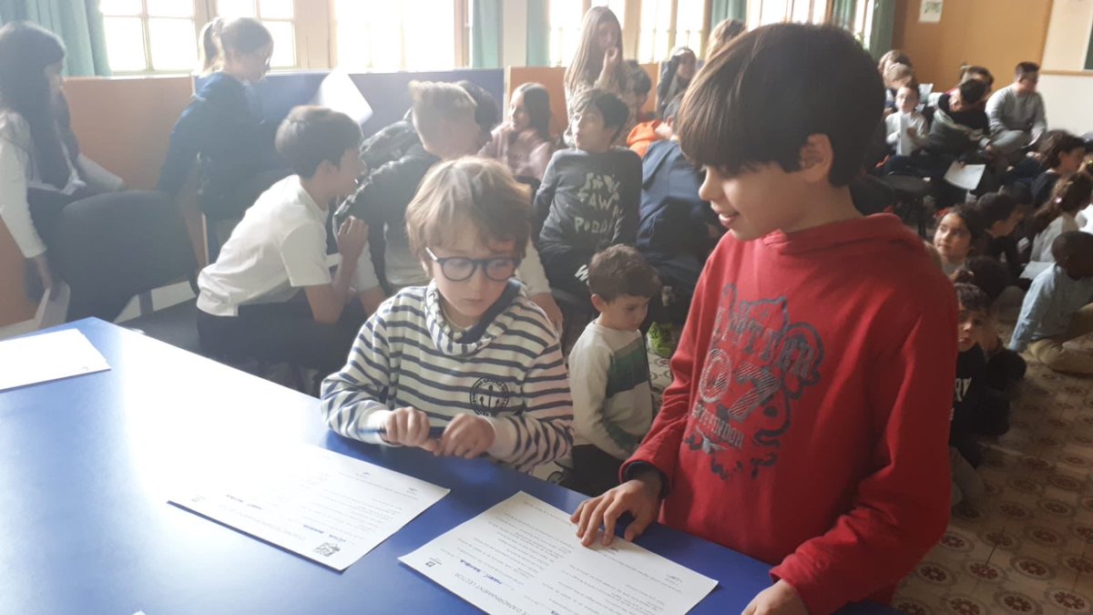SalesiansMAT's tweet photo. Tret de sortida a l'apadrinament lector! Padrins de 6è i fillols de 1r signen un contracte per comprometre's en aquesta gran aventura de llegir... Eduquem persones #comunicatives i #colaboratives https://t.co/nLTSys2emp