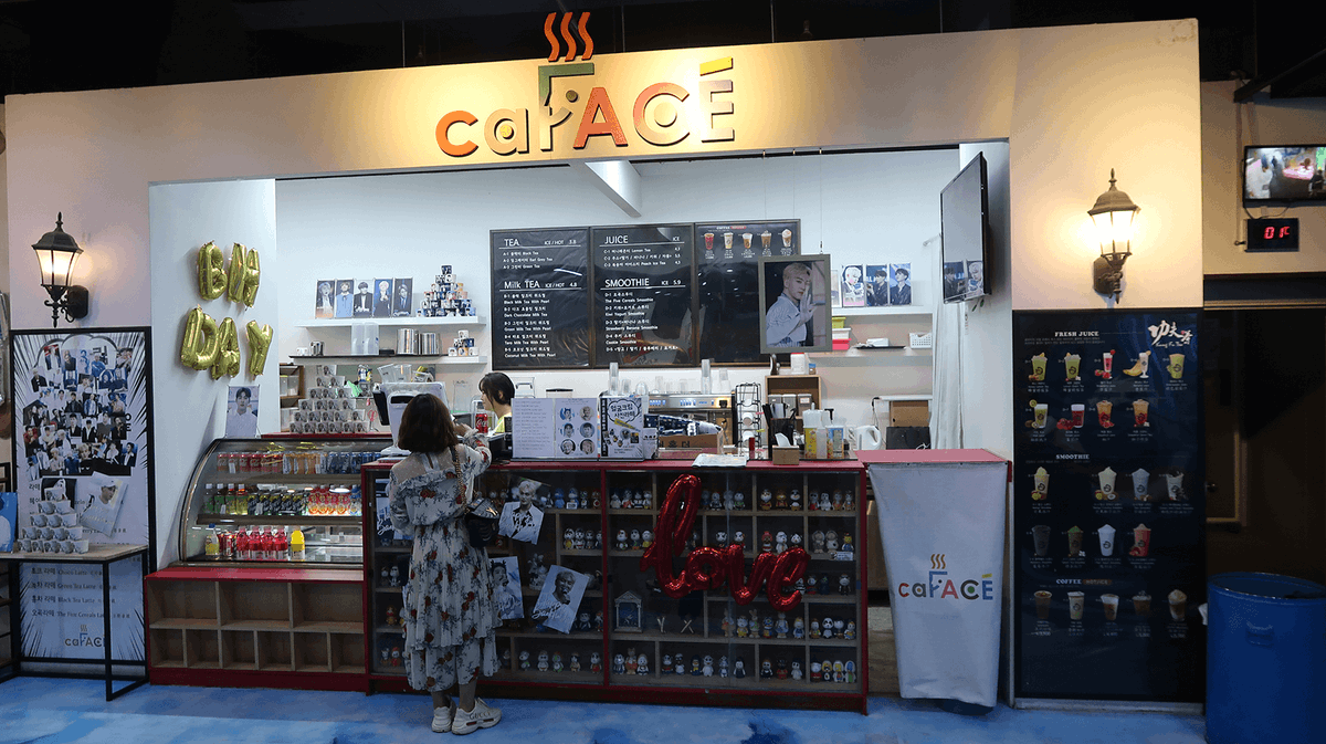 Startrip_korea's tweet photo. #홍대 에 위치한 #CaFace 라는 카페입니다😘 본인의 최애를 라떼위에 프린트 할 수있는 사진라떼가 유명한 곳이예요😍 경험해보시지 못한 분들 완전 새로운 경험이 되실거예요💕
#BTS #EXO #SEVENTEEN #KPOP #덕질투어 #덕후투어 #셀핀 #celpin #셀핀으로_덕질할래 https://t.co/6nRmi8MekL