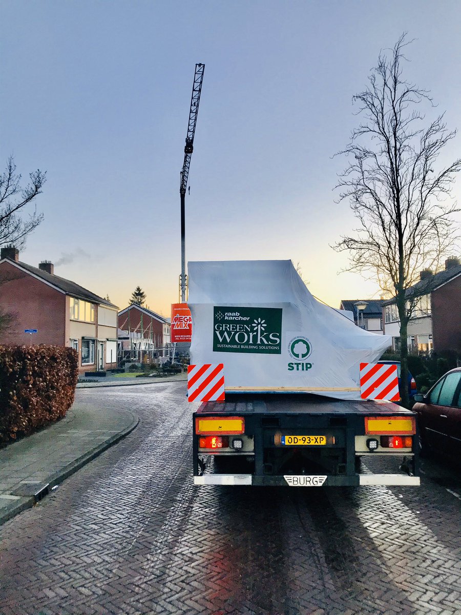 #EnergieZuiningeBouwers plaatsen vanmorgen bij vervangende nieuwbouw @MijandeWonen een duurzaam <a href="/VogelzangPrefab/">Vogelzang Dakelement</a> dak. <a href="/RKB_Prefab/">RKB_Prefab</a> #lage milieu-impact #houtbouw #ingeslotenCO2