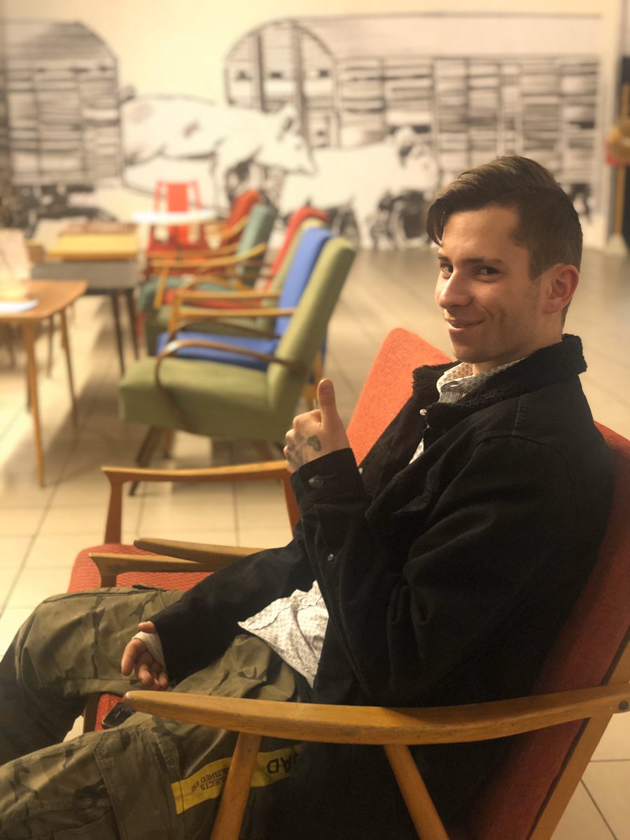 dobrevily1's tweet photo. ADAM
Krásně maluje. Má depky. Nic ho nebaví.
Tak jsme to hecly! Vzaly jsme ho na výlet do Prahy.
Káva na Jatka78. Véča a hůlky kurz v Taiko. Křest Učebnice komiksu a dojemné seznámení s Toy_Box.
Výsledek? Neuvěřitelný pro všechny 🖤 A třeba to byl TEN moment...
#nejvic https://t.co/xXImvs9P90