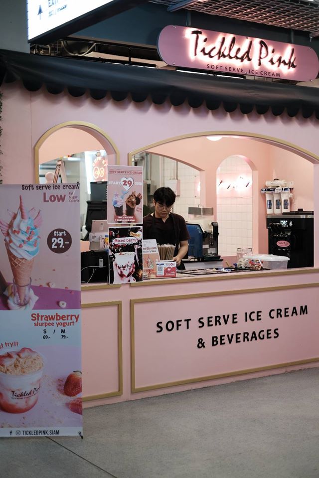 wastefulet's tweet photo. Tickled Pink BKK ร้านไอศกรีม DIY สไตล์เกาหลี อยู่ในลิโด้ชั้น 1 ที่กินเท่าไหร่ก็ไม่อ้วน เพราะไอศกรีมที่นี่เป็น Low Fat ไม่มีไขมันทรานต์ แต่ช่วงนี้ต้องสั่ง Valentine Topping Set เป็นไฮไลท์ช่วงเดือนก.พ.นี้ #เปลืองตังค์  #เปลืองตังค์แต่ชอบนะ #tickledpinkbkk #รีวิวคาเฟ่  #อร่อยบอกต่อ https://t.co/SqgJlrvM9O