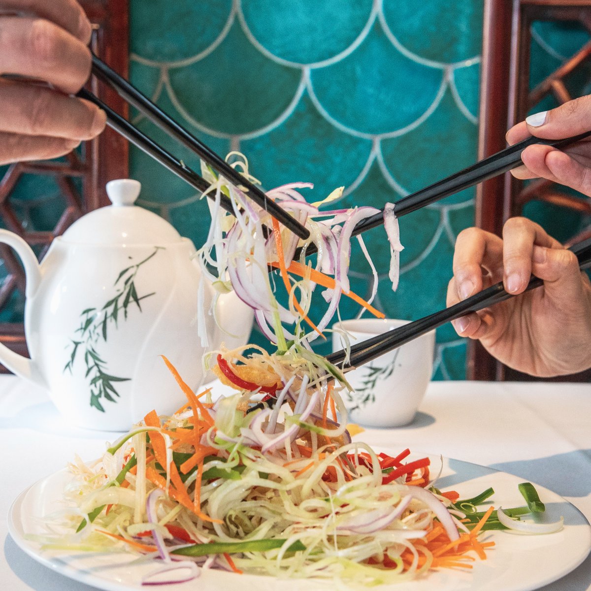 Celebrate happy reunions at Dragon Court with your loved ones over a mouth-watering spread of Cantonese roast duck &amp; pork, steamed whole barramundi, longevity noodles and more, then top it off with a prosperity toss of Yee Sang for good luck! Reservations: bit.ly/38yIrj7