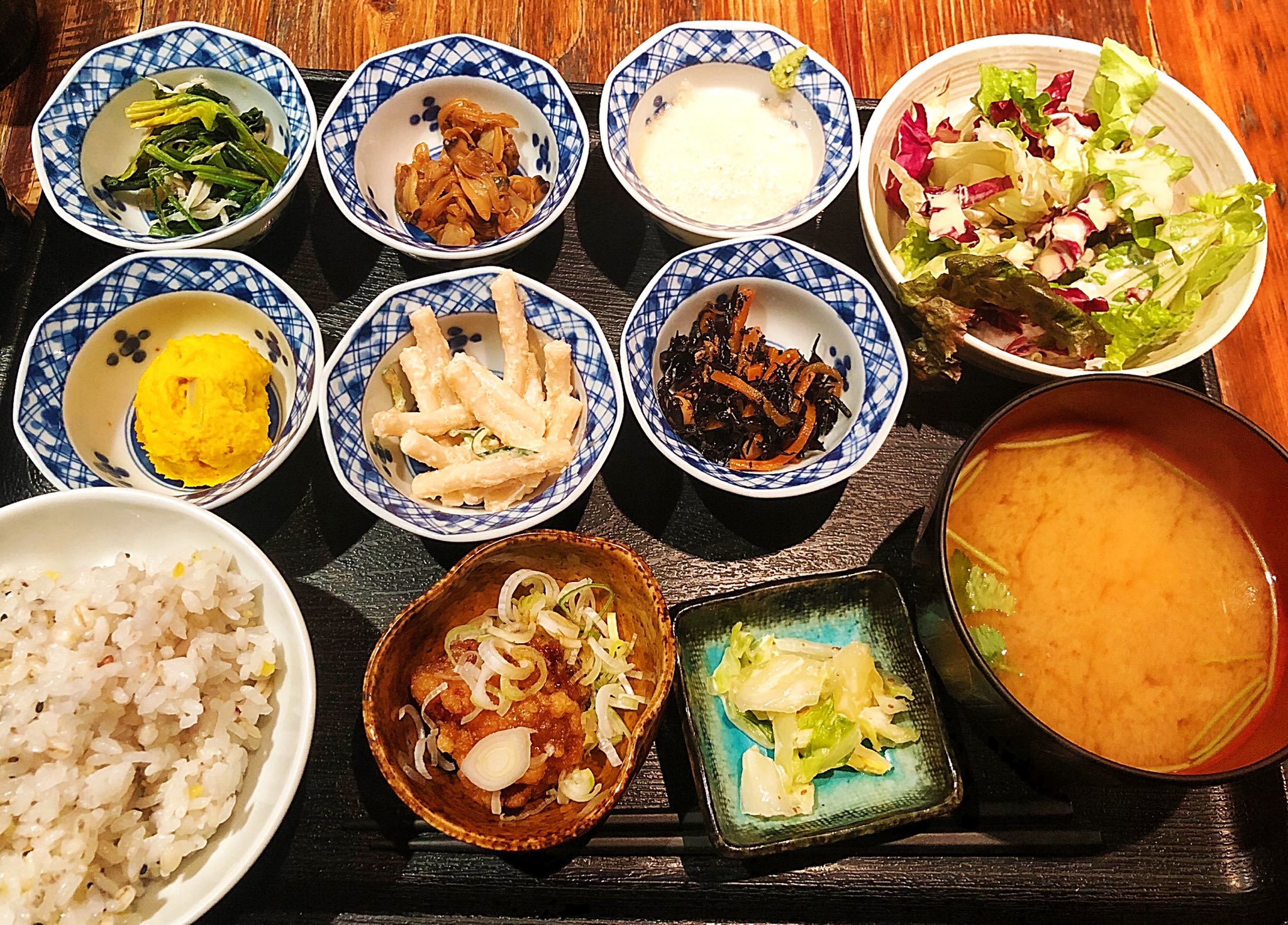 株式会社アイ コミュニケーションズ 先日 弊社の大切なお客様である 伍楽 様へランチ に行きました 大人気のおばんざい定食 彩り豊かで安定の美味しさです ヘルシーで大満出来ます 立川でランチをお探しの方は是非 立川 ランチ 定食 T