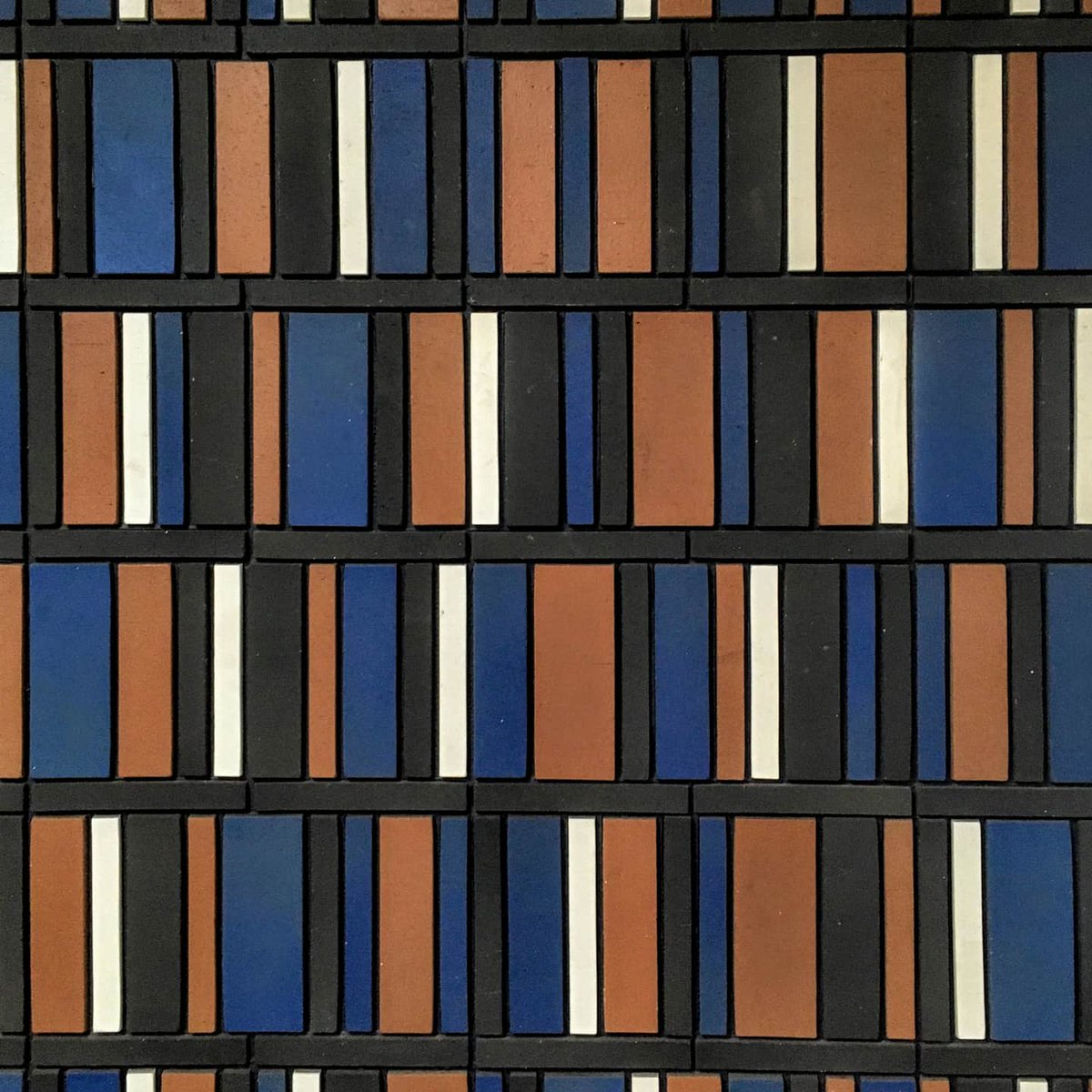 神保町お散歩ガイド V Twitter 先日は半蔵門線神保町駅構内の壁を載せましたが 今日は都営新宿線神保町駅構内の壁 言われないと通り過ぎてしまいそうな程 ただ煉瓦積み模様のようですが 本棚ですよね こういう細かい技好きです 神保町 神保駅 神保町お散歩