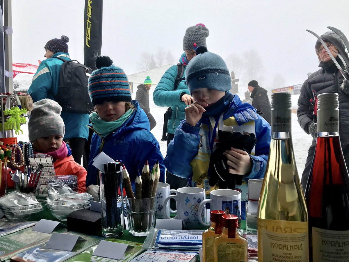 InfoJablonec's tweet photo. Zimní turistická sezóna je v plném proudu. Akcí, kde se Jizerské hory zviditelňují nejvíce, je bezesporu Jizerská padesátka. Svůj stánek v centru dění má každoročně i jablonecké turistické infocentrum. https://t.co/IwX7a7Jr1M https://t.co/PW4nJVvAen