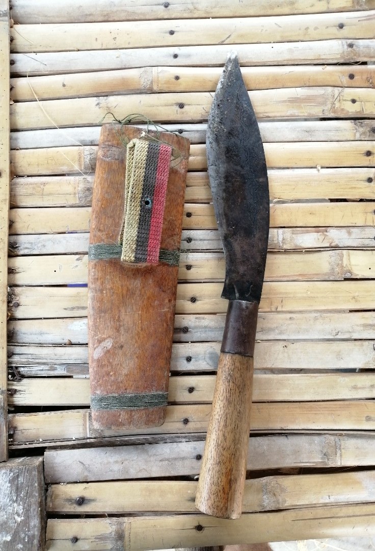 TACSThailand's tweet photo. A really nice machete I came across in #Thailand. It came with a cool wooden sheath that can be attached to your belt or hung around your shoulders
https://t.co/uQx0SYdXAk 
#TACSThailand #TACScamping #SteveKThailand #camping #bushcraft #survival #prepping #knives #machete #tools https://t.co/kBh4v51pKR