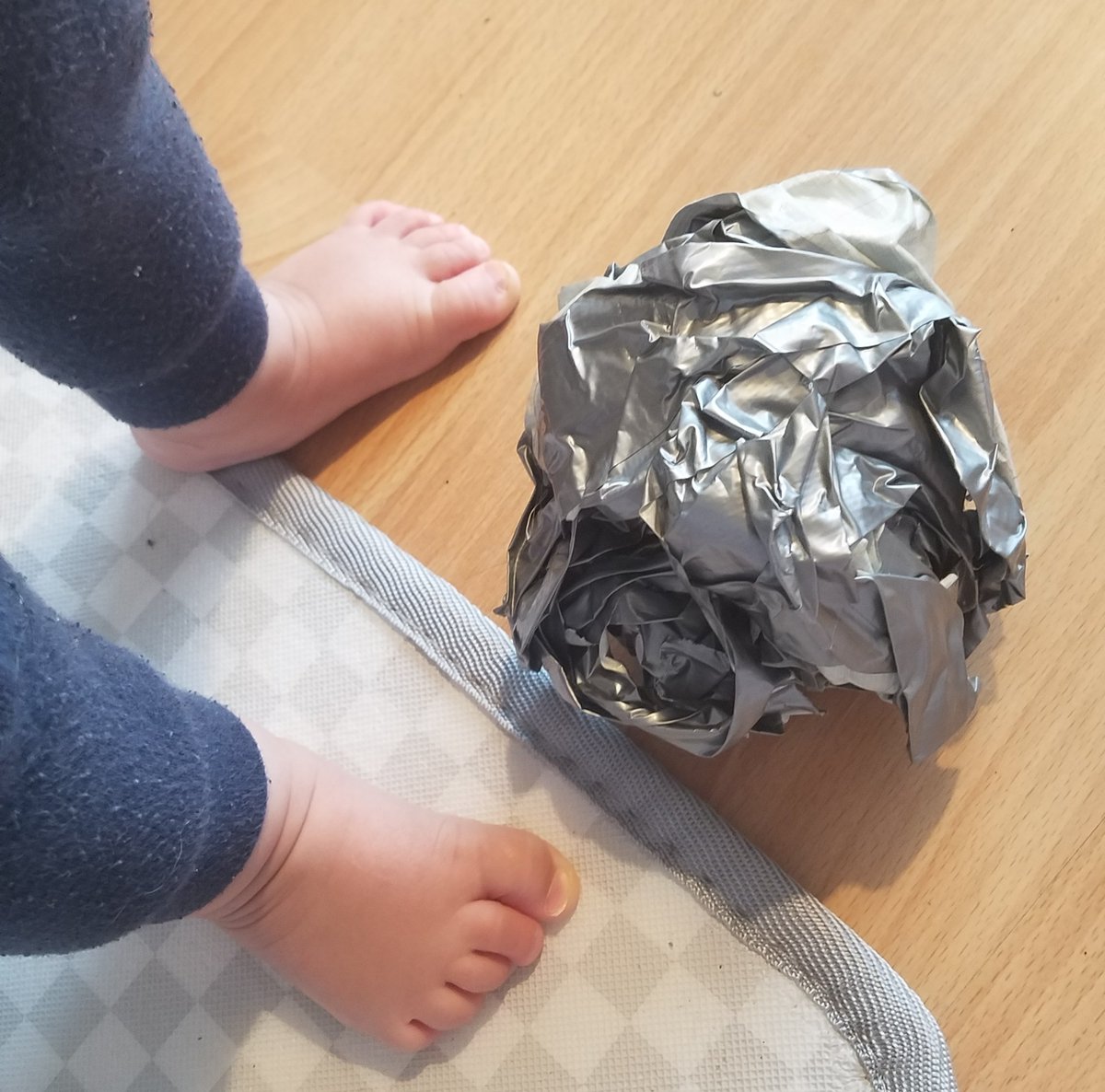NMadreani's tweet photo. Dia 3 de cuidado parental fulltime:
"Pelota de cinta mata #Lego"
#PadreEnCasa
#Parentips
#Paternidad https://t.co/4HANtBmk8a