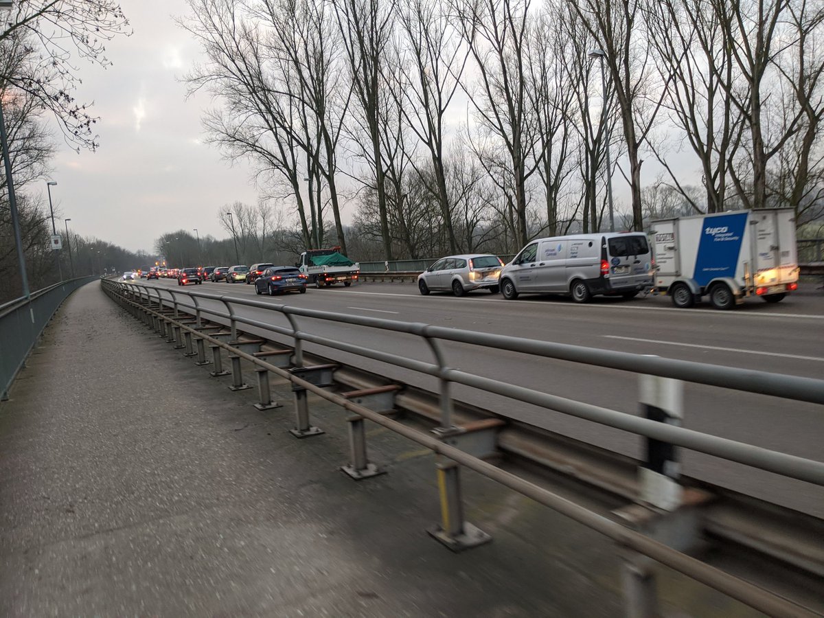 Dank des starken 🌧️ ist das #Hochwasser jetzt auf einem Level, auf dem die #Fähre in #Mondorf nicht mehr fährt. Daher besonders viel #Stau Richtung #Bonn, da sich auch am diesem trockenen Tag alle lieber ins #Auto🚘 setzen statt mit dem #Fahrrad 🚴‍♂️zu fahren. Kein Mitleid. #mdRzA