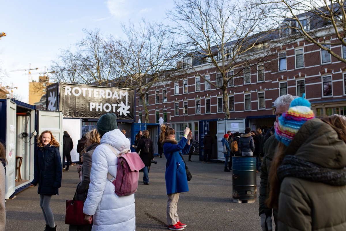 rotterdam's tweet photo. Fotografieliefhebber? Dan moet je van donderdag t/m zondag op #Katendrecht zijn! Tijdens #RotterdamPhoto zie je honderden foto’s van binnen- en buitenlandse fotografen in bonkige zeecontainers. Omlijst met foodtrucks en livemuziek. Meer info: https://t.co/3tqCzHKKdq https://t.co/VUGnDNyxva