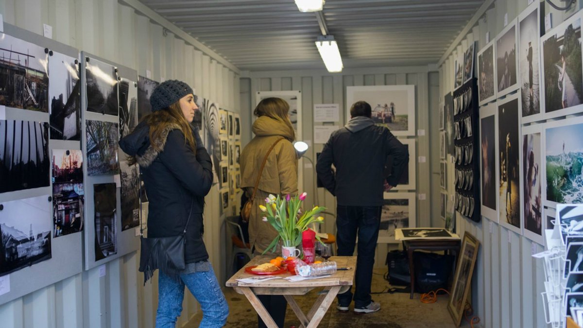 rotterdam's tweet photo. Fotografieliefhebber? Dan moet je van donderdag t/m zondag op #Katendrecht zijn! Tijdens #RotterdamPhoto zie je honderden foto’s van binnen- en buitenlandse fotografen in bonkige zeecontainers. Omlijst met foodtrucks en livemuziek. Meer info: https://t.co/3tqCzHKKdq https://t.co/VUGnDNyxva