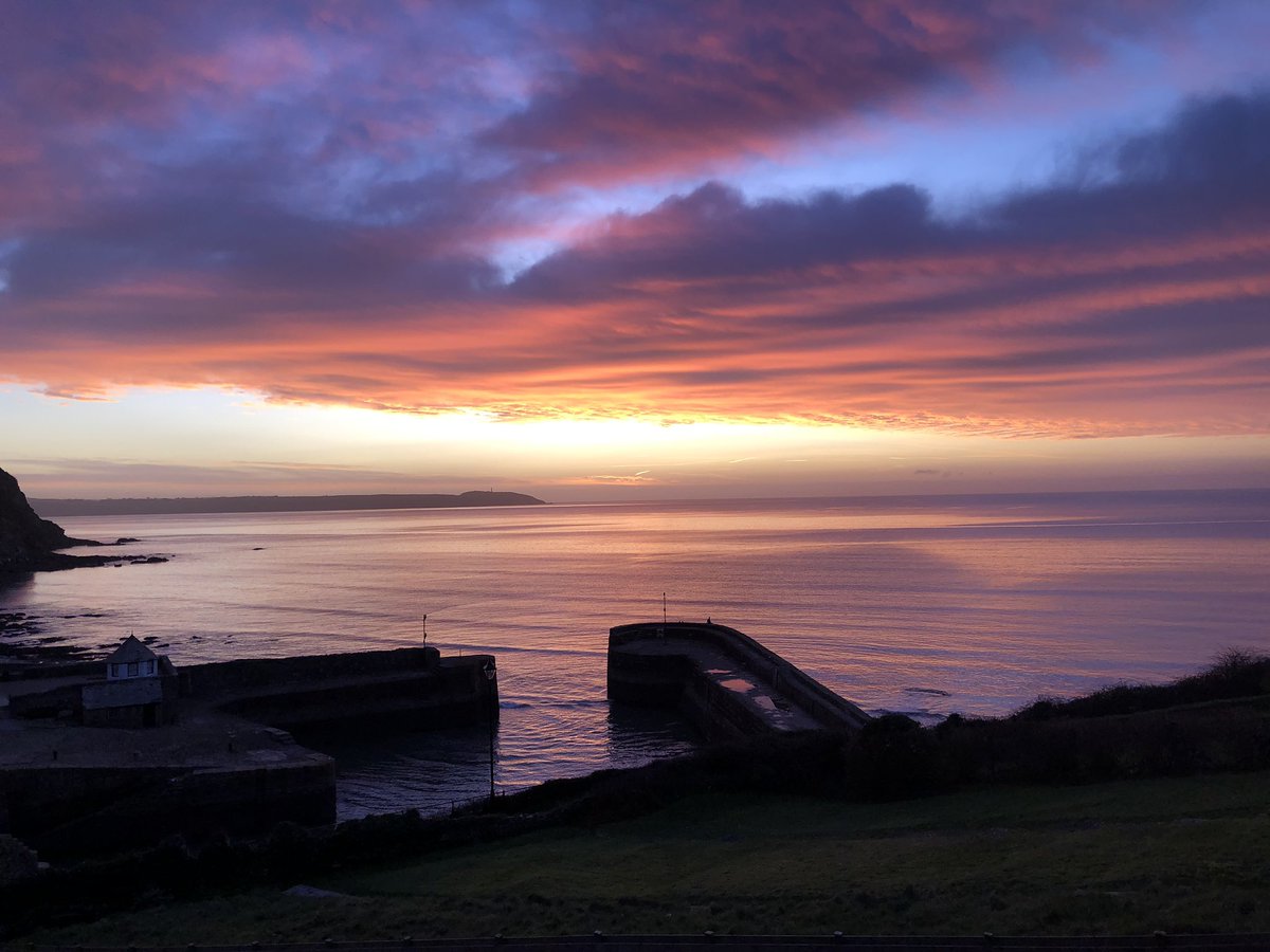 Pink is the colour of the new day. Glorious sunrise over Charlestown @CornwallLive @RadioCornwall @CharlestownVil1 @CTHarbour