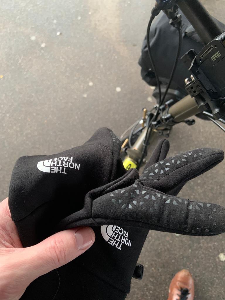 Found on the platform of #StAlbans Station today  now handed in to ⁦<a href="/TLRailUK/">Thameslink</a>⁩ #lostproperty #northface #gloves