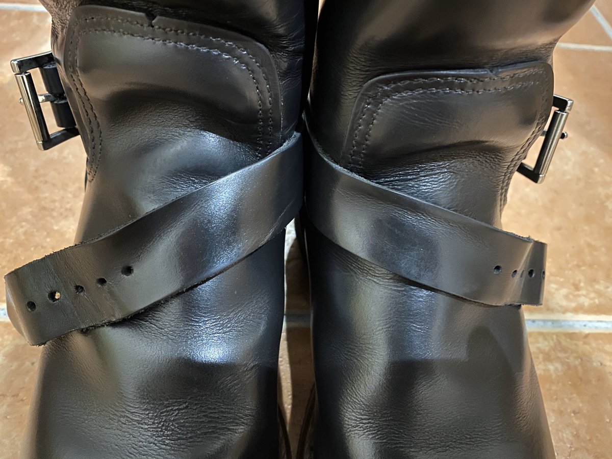 AgingDiary's tweet image. 今日は休み。
天気が大荒れの為、外出は控えています。
私の2268、シャフトの革の厚みが左右で違うせいでシワの入り方が右だけグシャなってる。
ベルトも厚さ違ってる。
全然気にしてないけど。
ちなみにPT99後期もの。
USA製あるあるか。
#REDWING
#REDWING2268
#レッドウィング