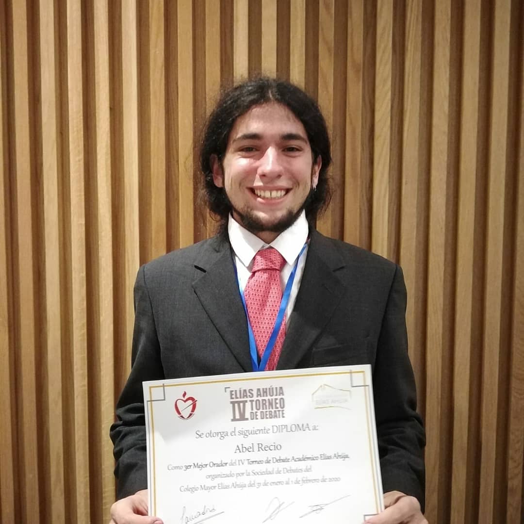 Este fin de semana, el equipo formado por Miriem, Pablo, Omar, Jon y Abel participó en el IV torneo de debate académico Elías Ahuja.  Enhorabuenísima a todos por vuestro gran trabajo. Especialmente a Abel, reconocido como tercer mejor orador del torneo.

#ucm #debate #oratoria