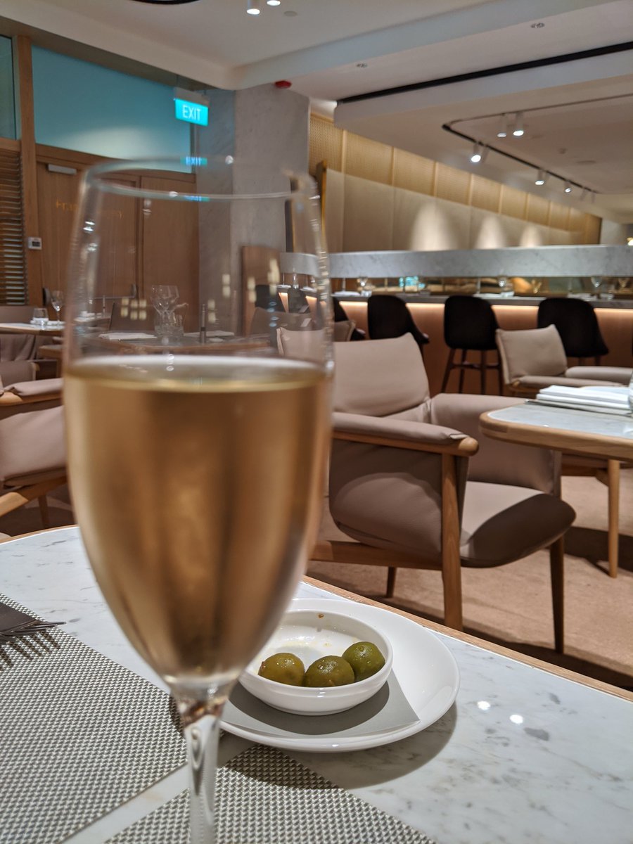 ptsbrotherhood's tweet photo. Loving the new #qantas #firstloungesingapore cheers https://t.co/eDYHf8L1Uq